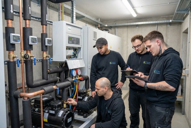 Kältetechnik Wartung & Kontrolle Fachpersonal von Thom Kälte- & Klimatechnik bei der Arbeit an einer modernen Kälteanlage